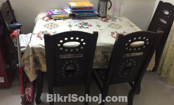 DINING TABLE WITH 4 PCS CLASSIC CHAIR